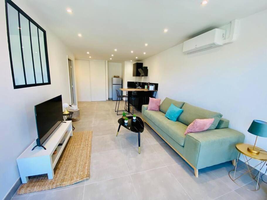 "Royal" Magnifique Appartement Avec Vue Sur Le Cadre Royal Sete Luaran gambar